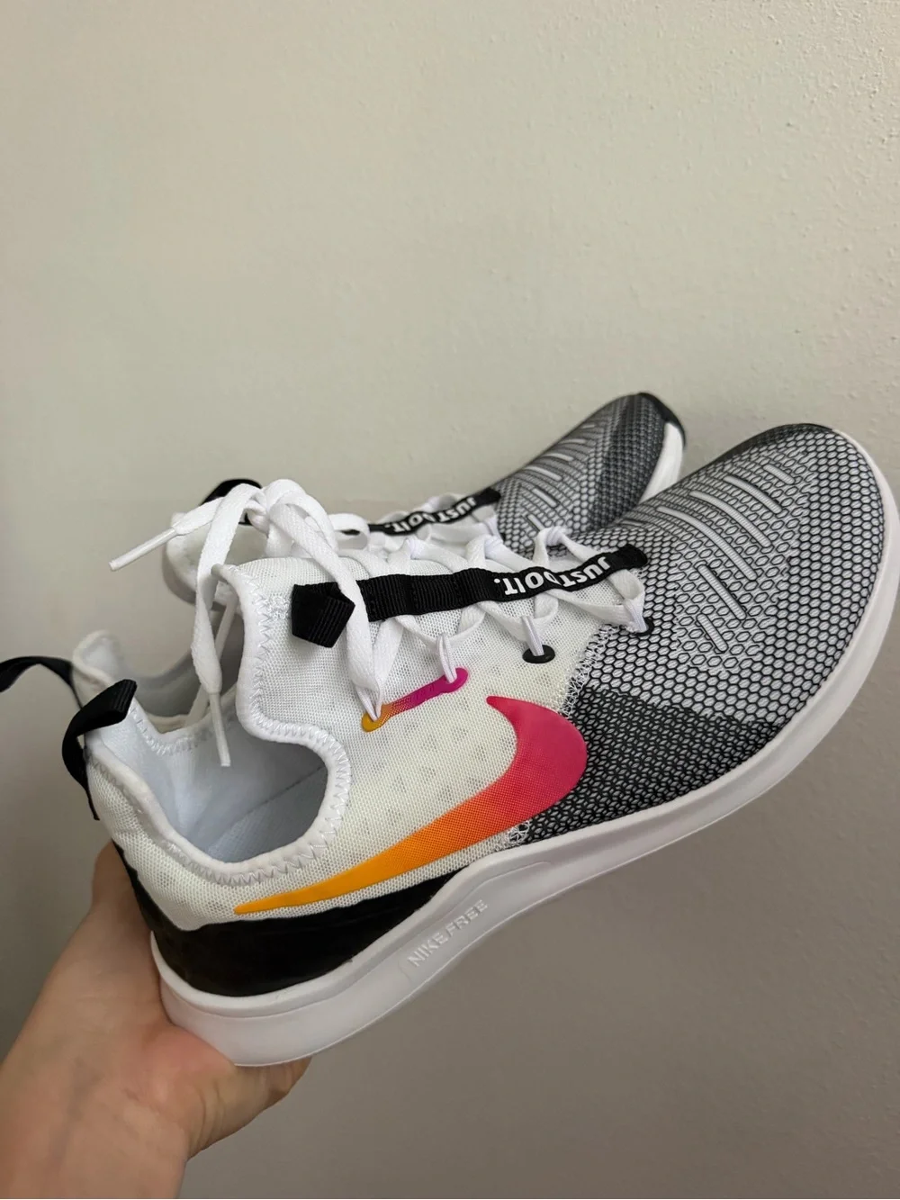 The Nike Wmns Free TR 8’ Laser Fuschia Shoes in size 8.5 are stylish and comfort
